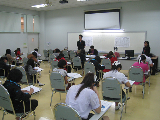 泰国曼松德孔子学院2013年首场HSK考试人数过百