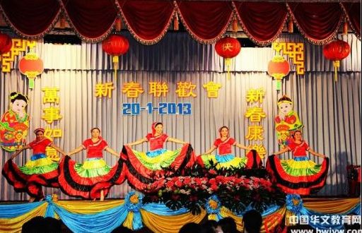泰中友好人士与中国籍教师欢庆新春华校教师献艺