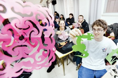 洋学生爱上“中国年”多种形式体验中国传统文化(2)