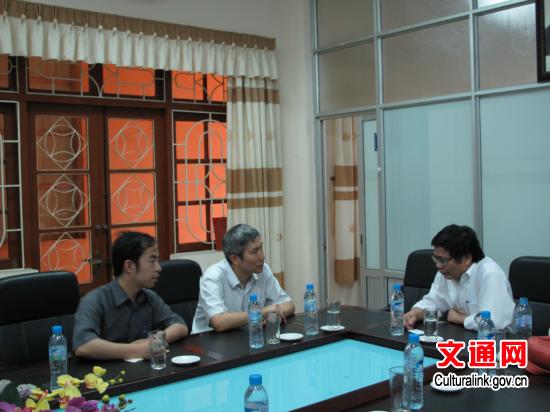 中国驻越南使馆文化参赞考察中学汉语教学情况