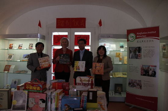 慕尼黑孔子学院向德国青少年图书馆赠书(图)