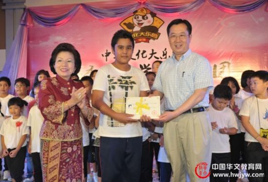 泰国普吉市市长鼓励更多中泰青少年文化交流