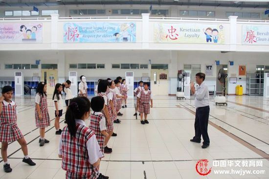 印尼八华学校主任:投身华教事业50载无怨无悔