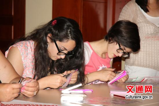 马耳他中国文化中心举办中国剪纸培训班