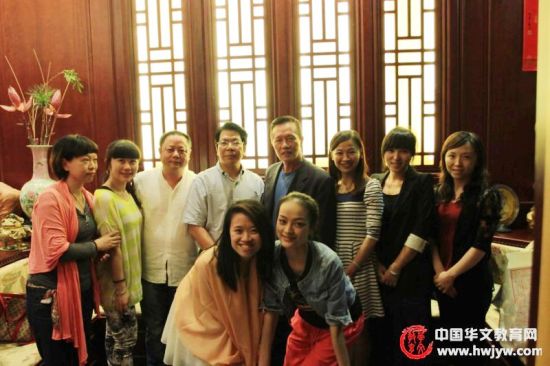 中华文化大乐园赴西班牙教师出访团拜访当地华社