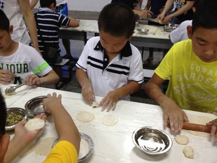 华裔青少年温州学习包饺子触摸中华饮食文化