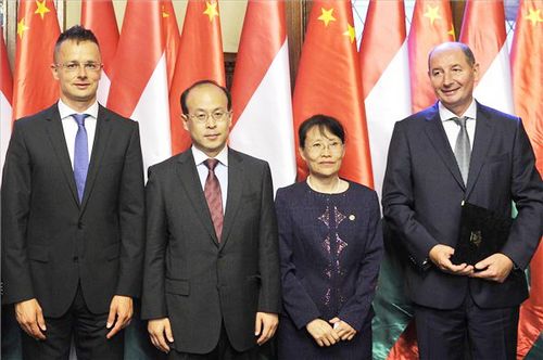 ��������ʲ�ƶ��Ĵ�ѧ�����ٵ���������ѧԺ��ͼ��