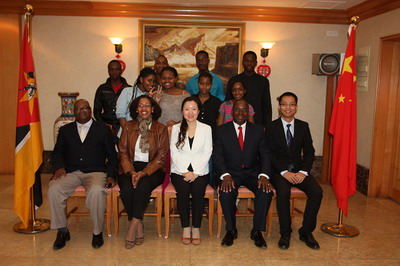 中国驻莫桑比克使馆为莫赴华留学生饯行