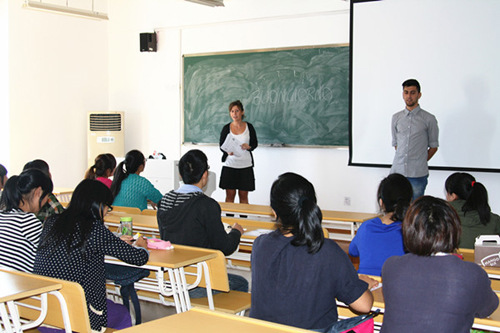 温州大学多国语言推广中心开课洋学生当老师