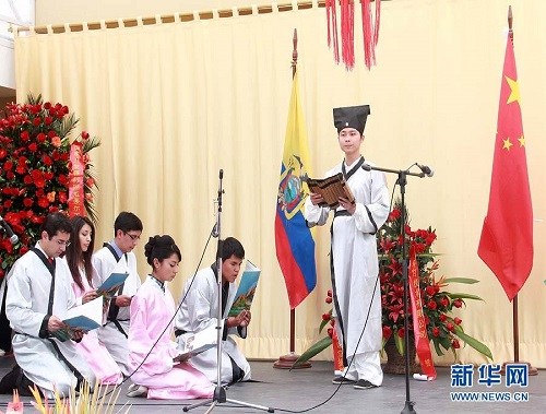 赤道之国再掀汉语“热”老外穿汉服跪地诵中文