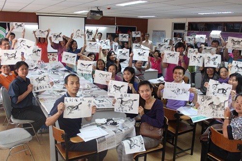 泰国一孔子学院迎马年本地汉语教师学画奔马图