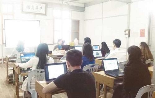 缅甸曼德勒明德学校发放奖金鼓励教师积极进步