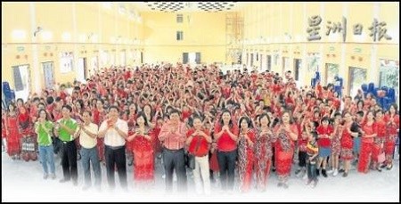 马来西亚一华小师生穿红衣举办迎新春活动(组图)