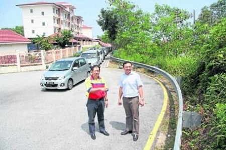 ����һ��С����ѧʱ�ν�ͨ����У����������·