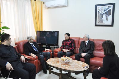 中国大使走访阿尔及尔第二大学汉语课堂慰问师生