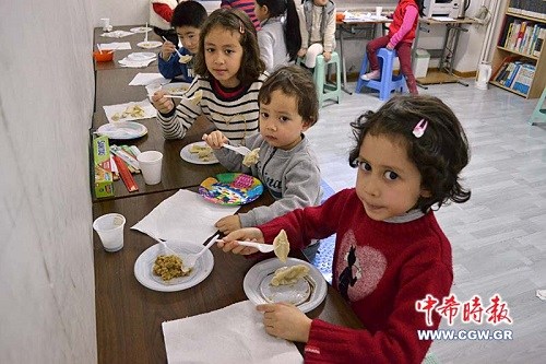 希腊雅典中文学校师生包饺子体验欢乐中国年
