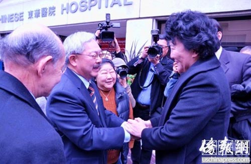 裘援平访美洲中华中学校颁海外华教示范校牌匾