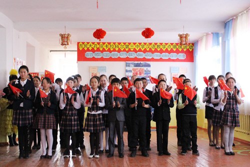 吉尔吉斯孔院中学汉语教学点揭牌学生表演咏春舞