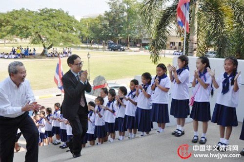 驻清迈总领事访泰国百年华校盼学生读中国名校