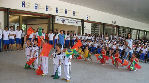 庆36周年校庆巴西一华侨学校升起五星红旗(图)