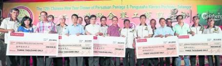大马一组织举办慈善宴会向华小捐献1.5万令吉