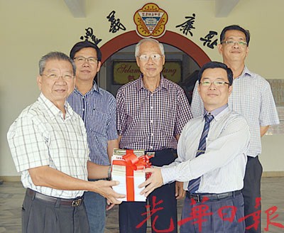 大马一独中获赠华教著作促师生了解华教发展史