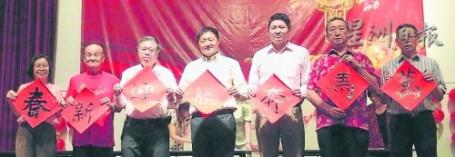 马来西亚一华小团拜有新意醒狮表演大跳骑马舞