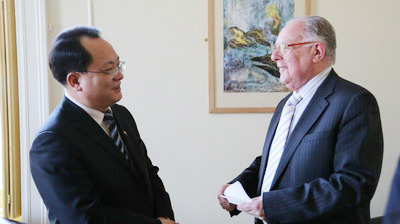 英国一中学举行汉语学习表彰仪式中领事颁奖