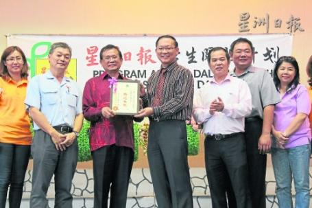 大马华小获企业赞助华文报刊鼓励学生学中文