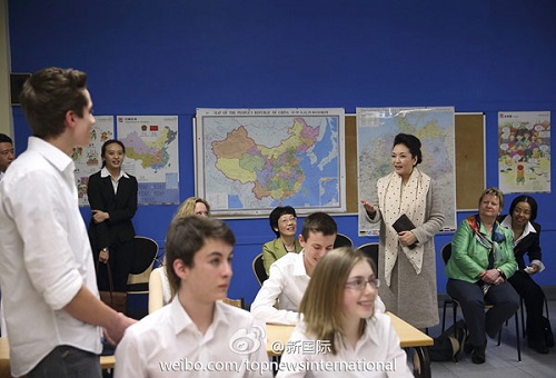 彭丽媛与德国中学生同上中文课传授学汉语方法