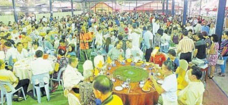 大马华小成功举办筹款晚宴千余支持者冒雨出席