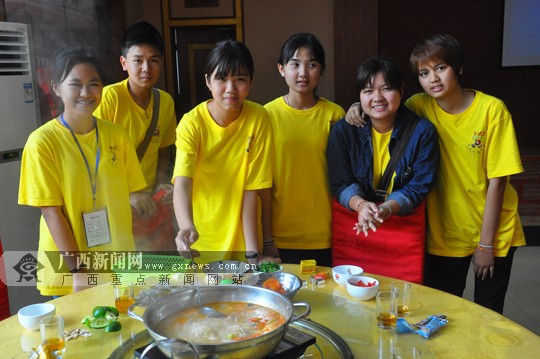 海外“寻根之旅”营员展厨艺分享泰式美食(图)