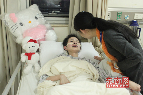 14岁脑积水女孩被弃病房急等父母签字手术