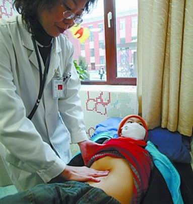 6岁男孩患奇怪蛙人症全身浮肿腹腔积8斤水