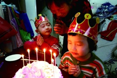 六旬失独母亲生双胞胎续:买蛋糕给兄妹俩庆生