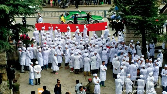 患者家属拉走云南一医院院长医护人员拒诊抗议