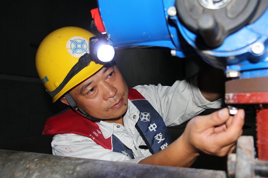 一线故事大国工匠管延安用扳手演奏美妙音乐