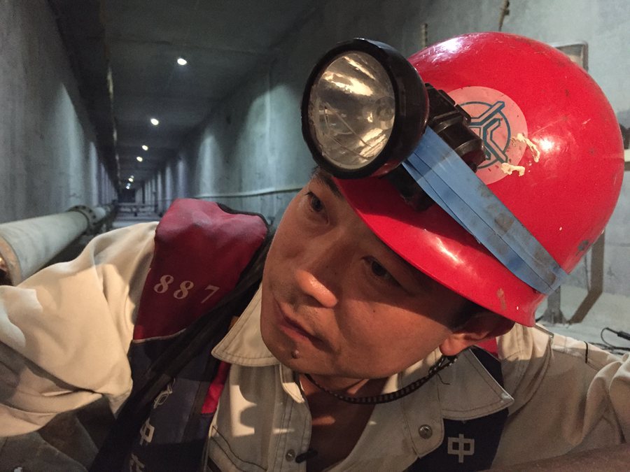 一线故事大国工匠管延安用扳手演奏美妙音乐