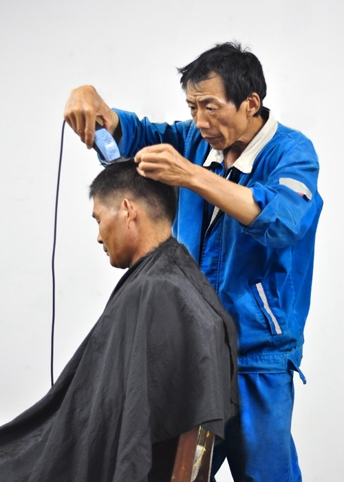 一线故事中国村的劳模理发师
