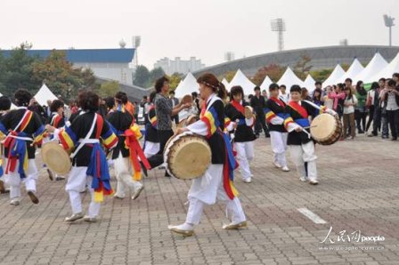 ��һ���ں��й���ѧ����俪Ļ�ٽ��к���������