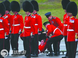 英国皇家卫兵是个“苦差”