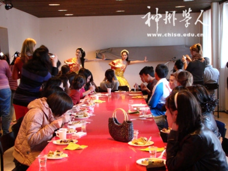 芬兰赫尔辛基大学中国留学生参加校园文化交流