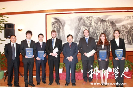 驻芬兰使馆为国家优秀自费留学生得主颁发奖学金