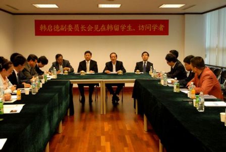 韩启德会见在韩中国留学生勉励学子为国服务