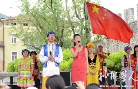 意大利中国留学生参加特伦托民族节宣传中华文化