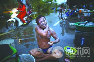 洪水来袭泰国人很淡定