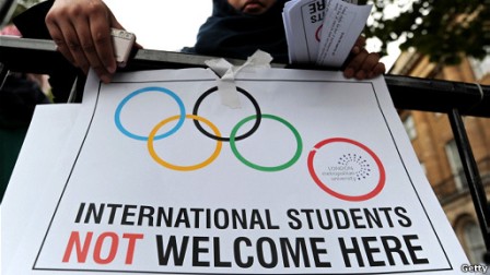 留学生成英高校财源学联:外国学生被当政治足球
