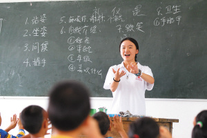 120名中国留学生广西支教爱心助学支援山村孩子