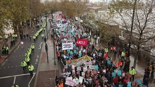 英国学生游行抗议涨学费中国学生:支持理性表达