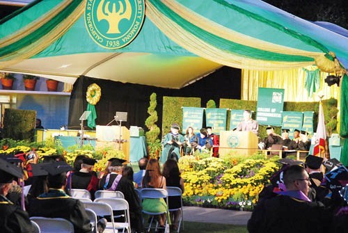 远渡重洋见证子女毕业中国家长感受美国校园文化